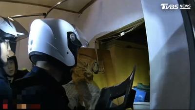 不滿水冷扇被丟!蘆洲男拿西瓜刀想砍全家還一度反鎖與警對峙