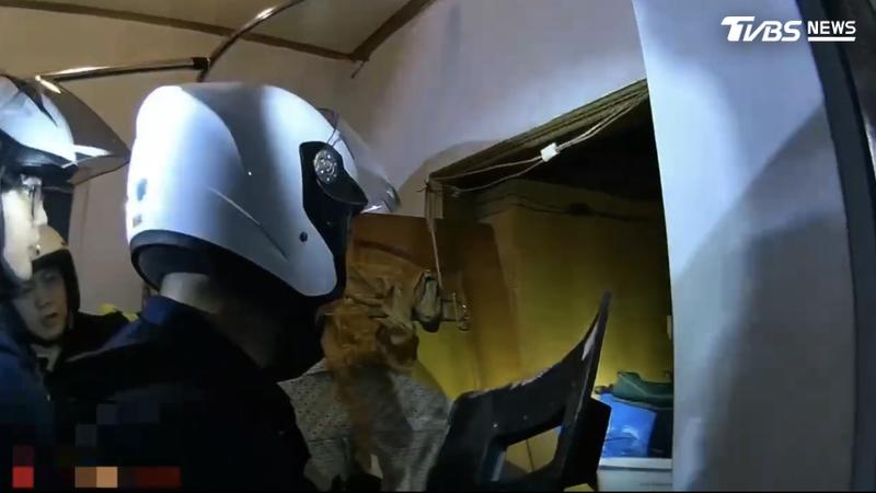 警方破門後,勸說陳男自行走出來。(圖/TVBS)