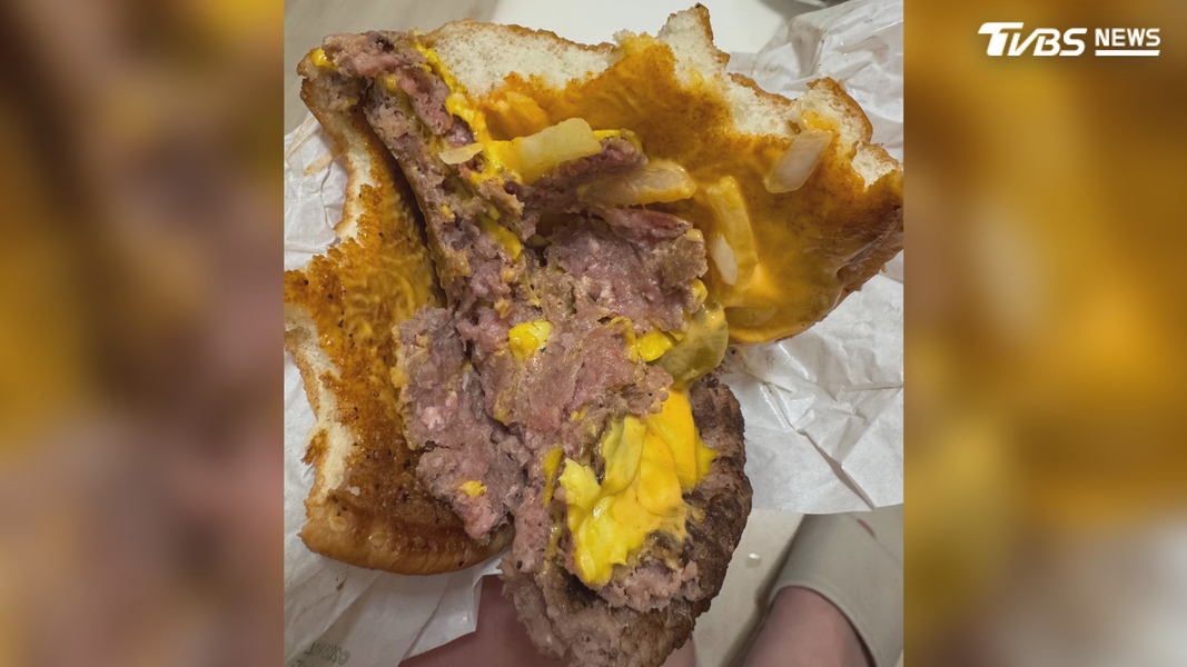 當時吃了幾口覺得牛肉口感不太一樣,結果一看發現是生的,牛肉排只有表層熟了,中間還是粉紅色,根本沒熟透(圖/當事人提供)