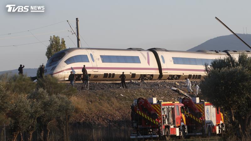 西班牙一列AVE高速列車在以時速高達200公里,追撞前方因故障停駛的Iryo列車,造成至少68人死亡。(圖/達志影像美聯社)