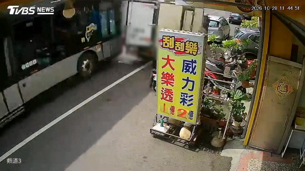 騎樓店家的充氣耶誕老公公被撞進車底,店家自嘲宛如萬聖節裝扮。(圖/民眾提供)