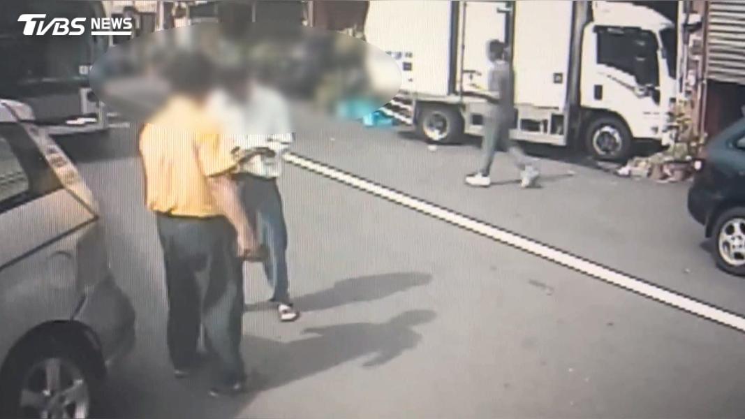 司機身體不舒服,開過去就不小心撞到路邊的車子。(圖/TVBS)