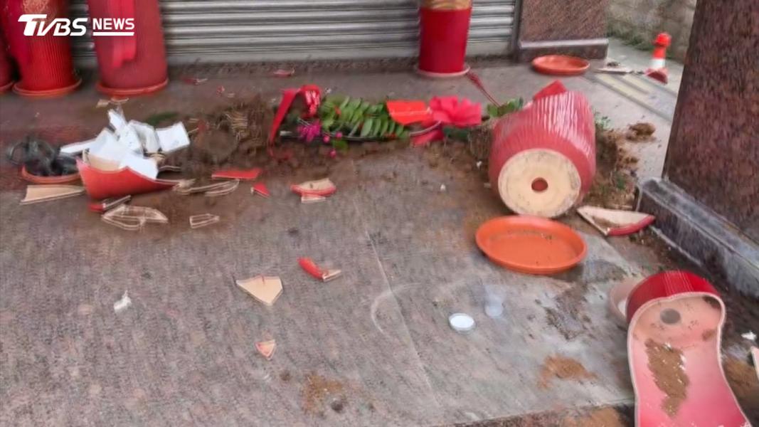 苗栗競總遭砸!監視器拍下「狂踹盆栽」 嫌犯到案吐荒謬動機。(圖/TVBS)