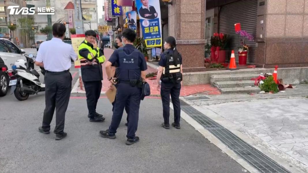 競選總部位於苗栗縣政府隔壁,與警察局僅相隔一條馬路,嫌犯竟敢在此公然破壞。(圖/TVBS)