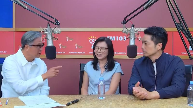 蔣萬安和妻子石舫亘一起接受王偉忠專訪。(圖/翻攝自中廣流行網YT)