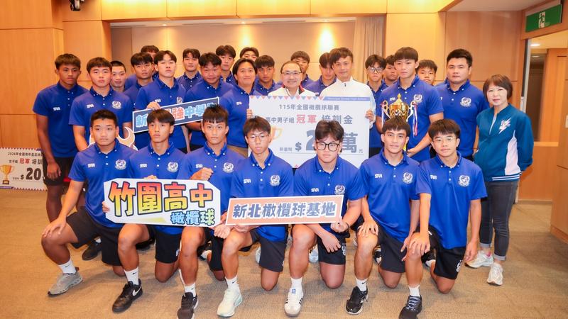 今(28)日於市政會議由竹圍高中隊長楊金豪代表獻上冠軍獎盃 新北市長侯友宜頒發20萬元培訓金(圖/新北市政府)