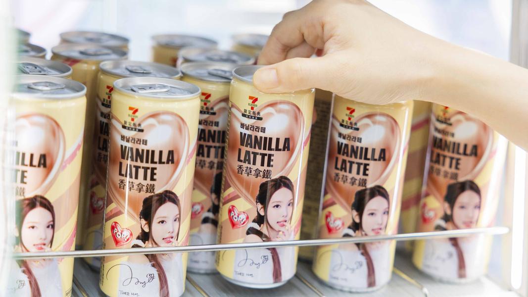 7-11推出心熱園熱罐新品,上頭也有娜璉的圖像。(圖/業者提供)