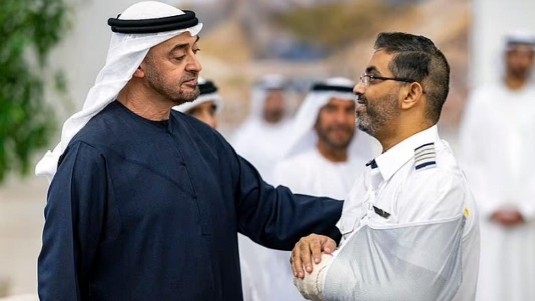 阿聯酋總統阿勒納哈揚(Mohamed bin Zayed Al Nahyan)於近日親自頒發阿聯酋一級「扎耶德二世勳章」(Order of Zayed II)給機長馬切哈爾。(圖/翻攝自UAE Presidential Court)