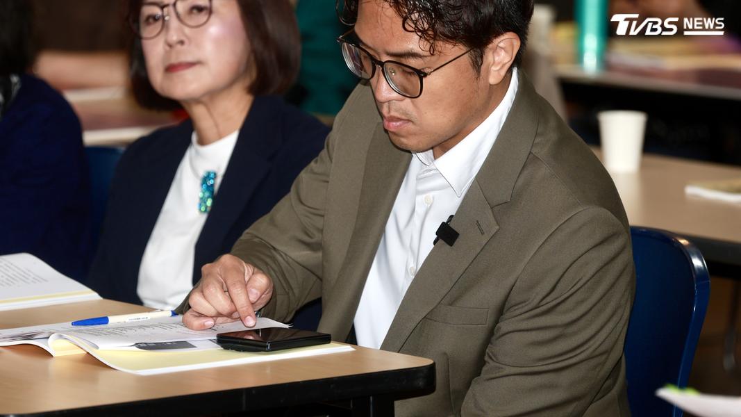 沈伯洋29日出席活動,被發現換了手機。(圖/華子琛攝)