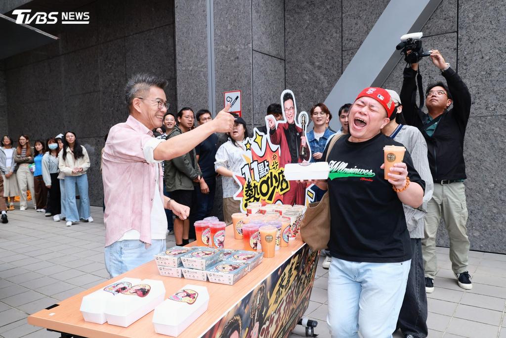 沈玉琳親自發放餐點,熱情表達對所有同仁的感謝。(圖/趙世平攝)