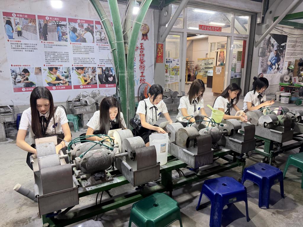 AtHeart到花蓮還報名了磨玉體驗課程。(圖/超級圓頂提供)
