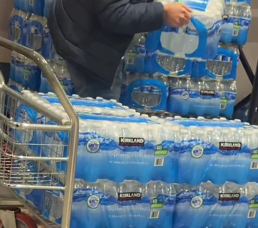 Costco等線上超市及賣場部分品牌瓶裝水與40種罐頭湯品出現缺貨現象。(圖/翻攝自每日郵報)