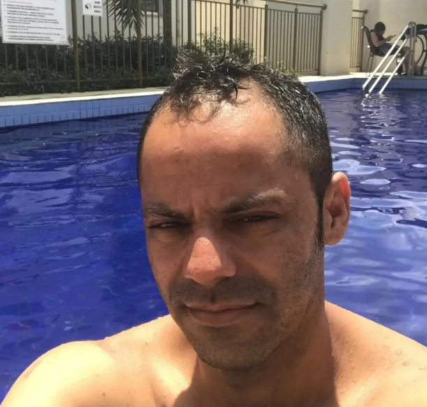在拆卸過程中,原本還能與旁人對話的岡薩加狀況急轉直下,突發心跳停止。(圖/翻攝自Newsflash)