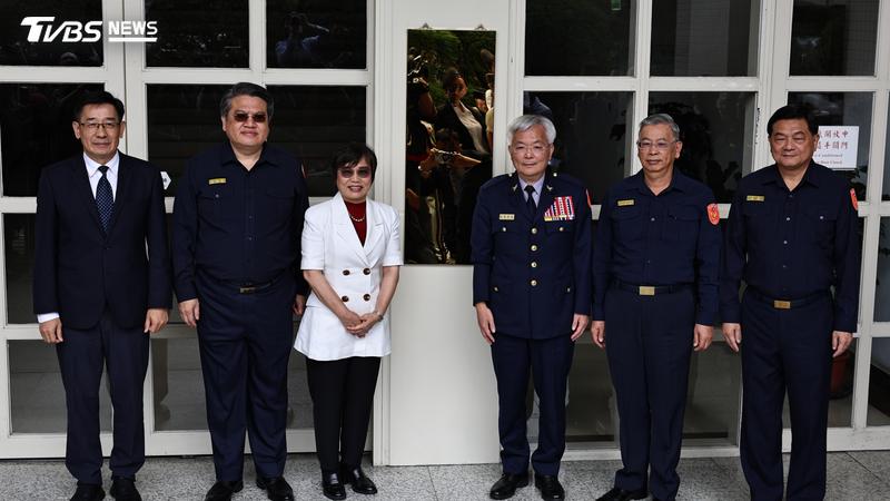 內政部長劉世芳(左3)參與揭牌儀式,要求警政單位維護選舉治安。(圖/TVBS)
