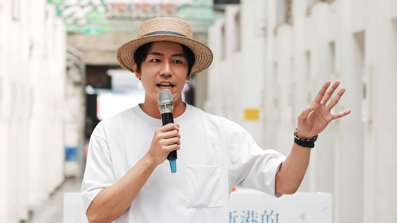張瑞夫化身策展人深入嘉義新港。(圖/萬秀洗衣店提供)