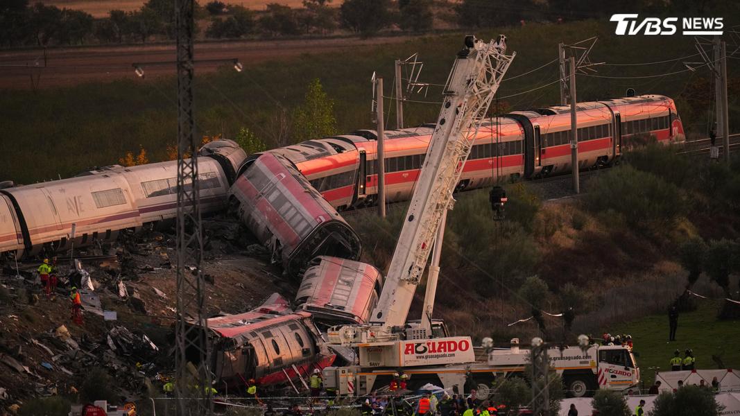 國營 Renfe 列車與民營 Iryo 列車因錯誤指令相撞。(圖/達志影像美聯社)