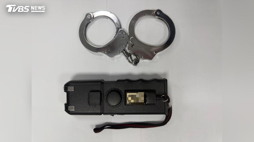騎士遭盤查,車廂藏手銬跟電擊棒辯防身,屬警械違反社維法。(圖/TVBS)