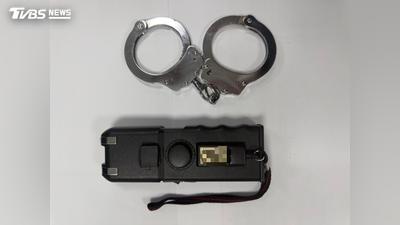 獨家/凌晨出門買麥當勞遭攔查!騎士車廂藏「2管制物品」秒觸法