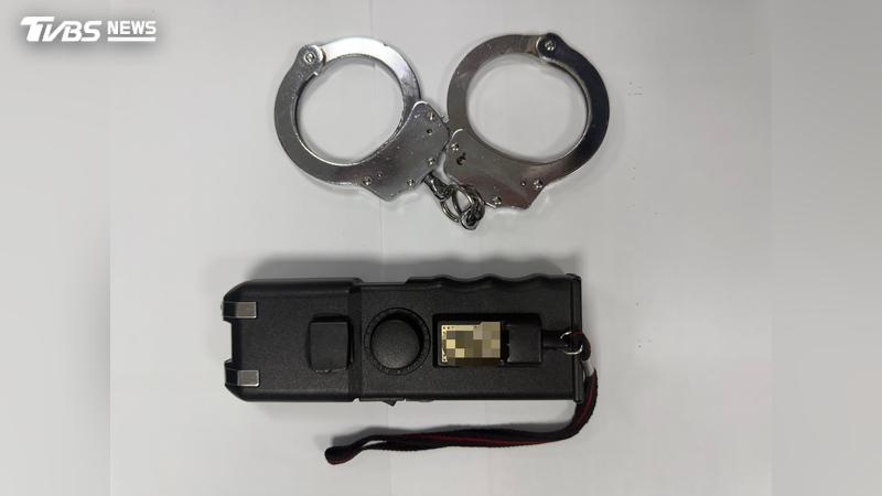 騎士遭盤查,車廂藏手銬跟電擊棒辯防身,屬警械違反社維法。(圖/TVBS)