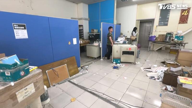 高雄苓雅區眼鏡公司清空辦公室「全部50元」,民眾瘋搶二手商轉賣賺10倍。(圖/TVBS)