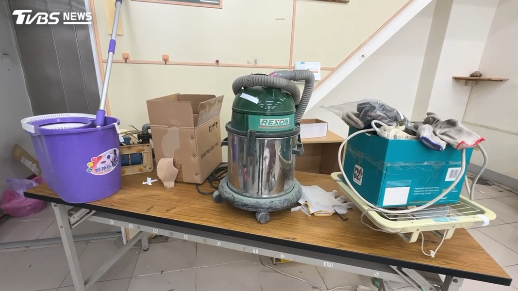 消息曝光後,不少民眾聞訊趕來搶購,但許多物品已被貼上白色膠帶,代表已有人預訂,只能感嘆先搶先贏。(圖/TVBS)