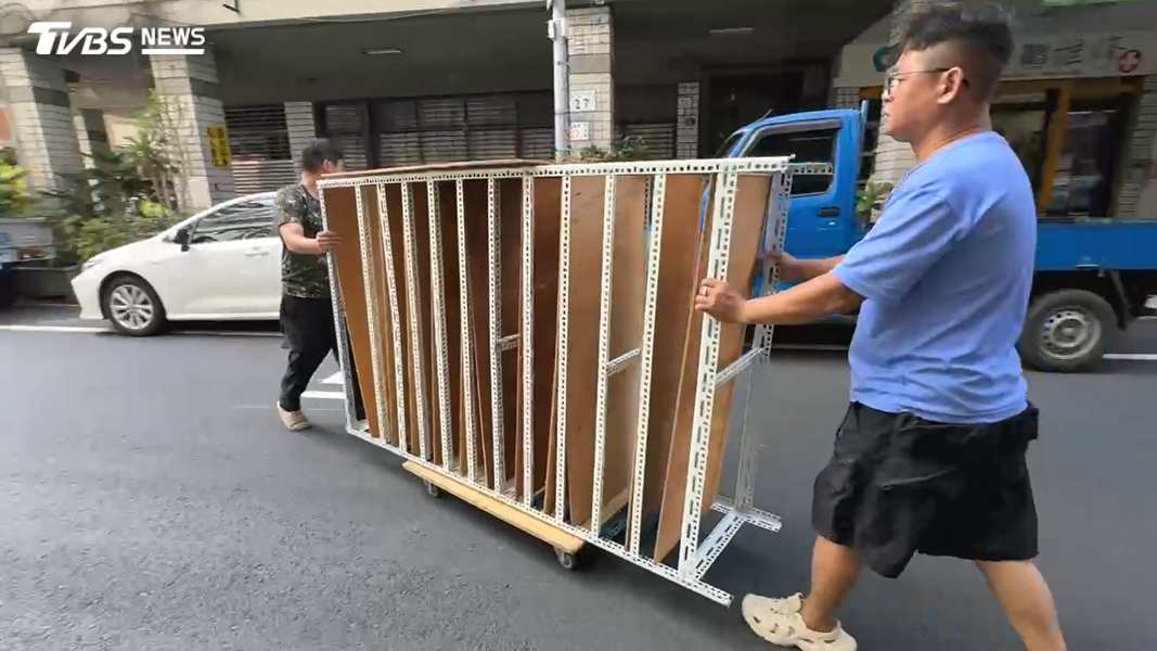 現場販售的品項相當多元,乾濕兩用吸塵器50元、辦公桌椅50元,就連原價一組要價兩三千元的角鋼層架,同樣只要50元。(圖/TVBS)