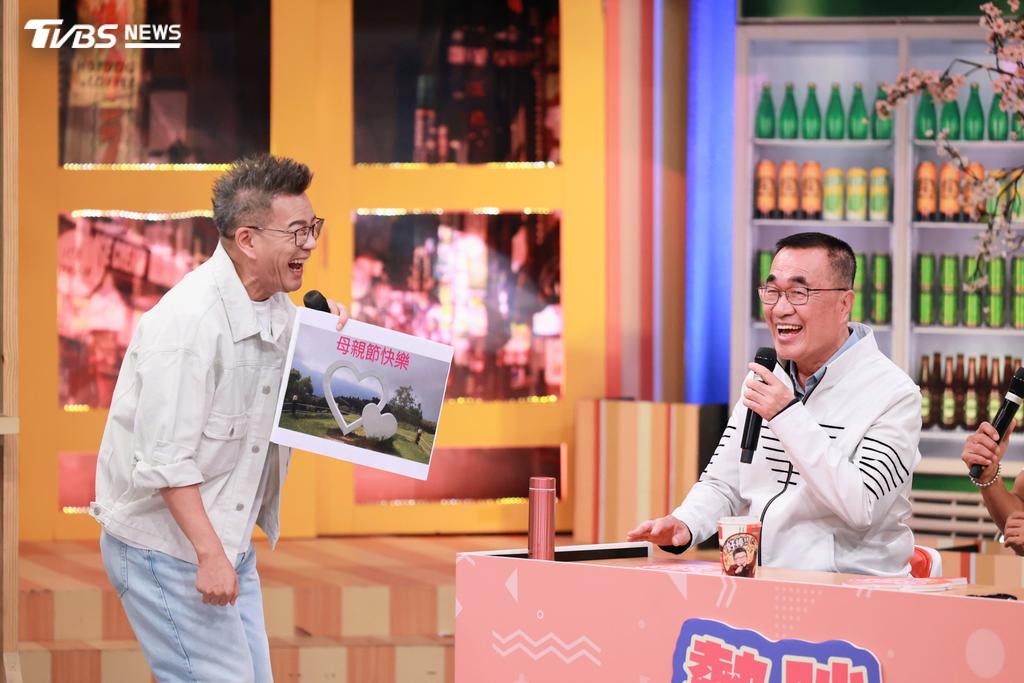李四川帶來自己做的「長輩圖」。(圖/趙世平攝)