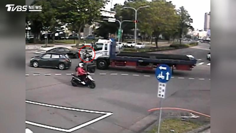 搶救車禍重傷患者!消防人員急救後查身分驚見是自家「分隊長」(圖/TVBS)