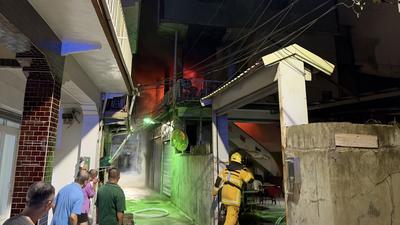 快訊/高雄深夜傳火警!3層樓民宅陷火海濃煙竄天 釀1死1傷