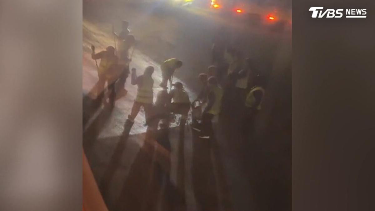 泰國遇跑道破洞! 乘客多滯留一天終於回家