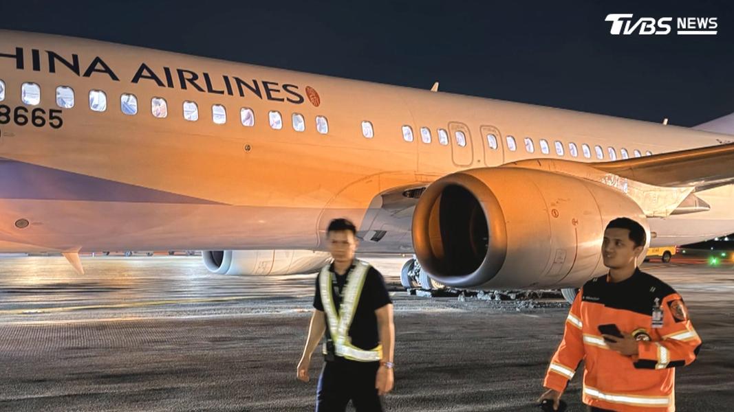 泰國曼谷機場跑道破洞,根據乘客表示,曼谷當地已經連日降下大雨,懷疑跑道出現破洞,而飛機時剛好經過才會輪胎陷入坑洞。(圖/TVBS)