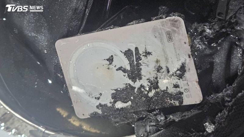 捷運淡水信義線車廂內,一名23歲余姓男子背包內的行動電源突然起火冒煙傳出爆炸聲,引發現場旅客驚慌奔逃。(圖/TVBS)