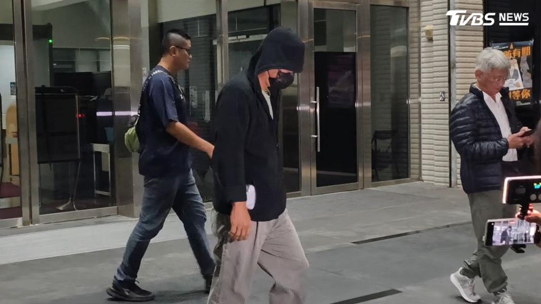 林世宗服務處主任潘力豪(戴口罩者)以 10 萬元交保。(圖/陳冠宇攝)