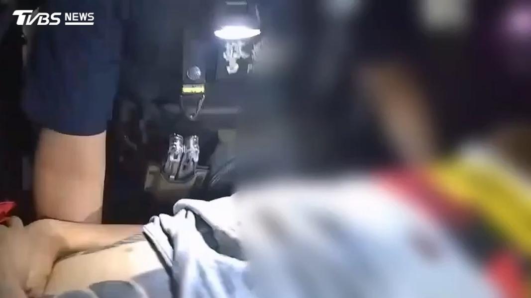 黃嫌在駕車衝撞警車及狂奔逃逸過程中,造成其自身右臉撕裂傷。(圖/TVBS)
