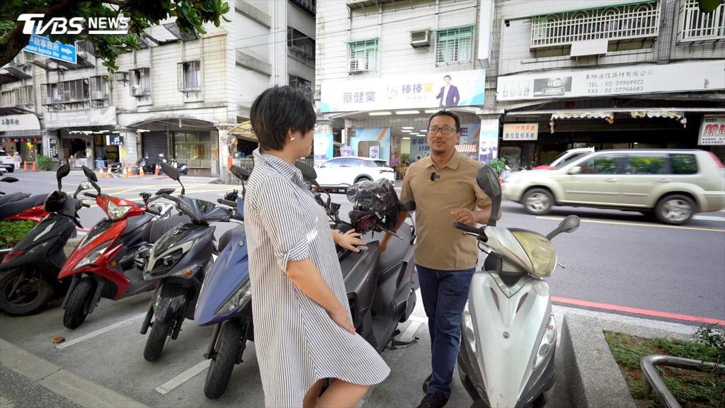 林秉宥是個習慣騎摩托車的議員，理由是不塞車、比較有效率。他說沈伯洋是『開車派』，參選時還花點時間，說服他坐別人開的車子。（圖／柯勝雄攝）