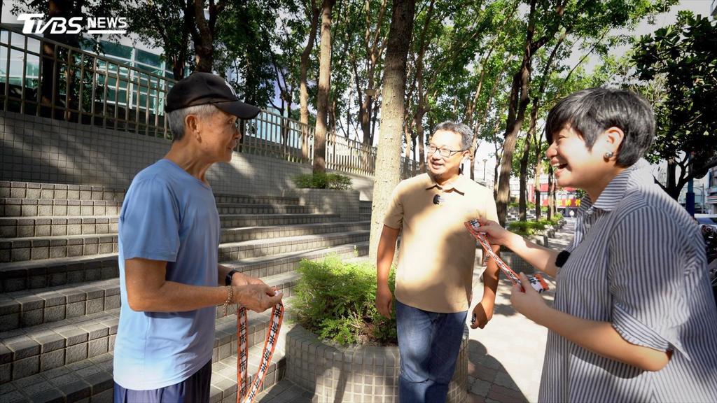 民眾來要飄帶，卻不知道他就是新北議員林秉宥。』他現在有鬍子，宣傳看板卻是四年前沒有鬍子的。他自己開玩笑說 :『認得的都是真愛。（圖／柯勝雄攝）
