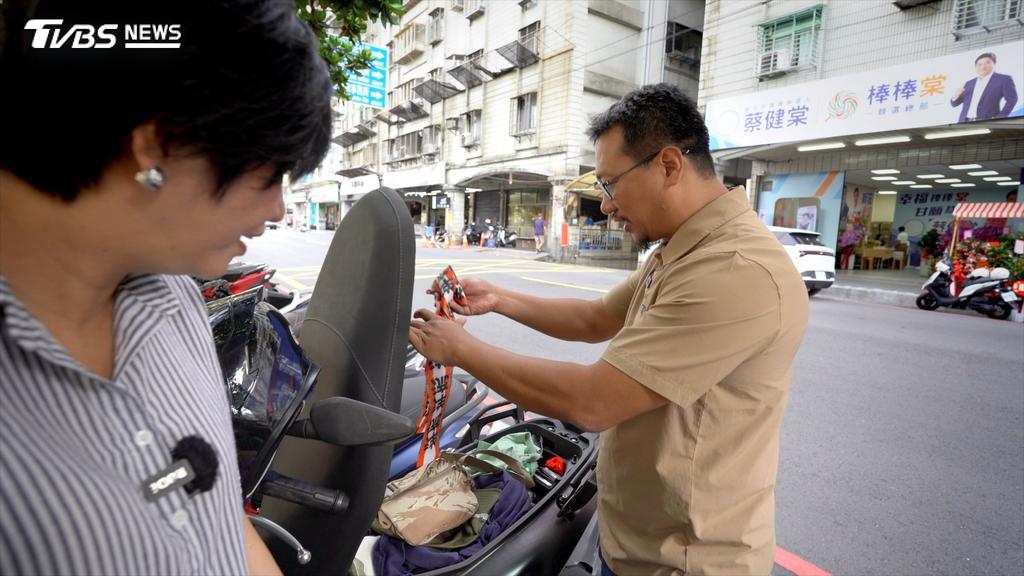 林秉宥的摩托車行李箱，一打開就有飄帶。但發到只剩兩條，遇到民眾來要，尷尬地說 : 『只能給你一條』。（圖／柯勝雄攝）