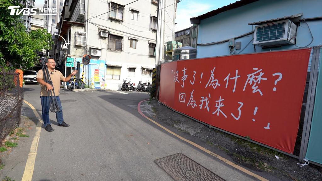 林秉宥幫我們扛角架，帶我們去新北的聯合競總，圍牆上都是沈伯洋說過的金句。他說Puma是『半生不熟』的政治人，較不受傳統選戰的束縛。（圖／柯勝雄攝）