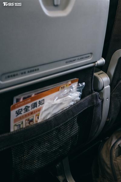 小腿腫痛以為只是累?長途飛機隱形殺手 醫曝「下飛機後」風險高
