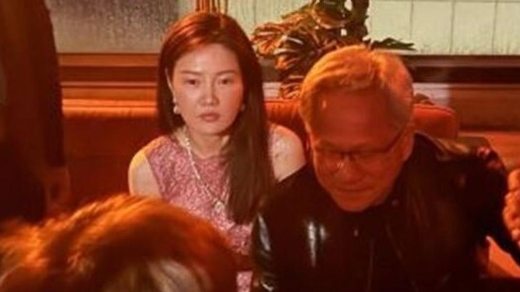 美國情報機構查出,先前與黃仁勳密切來往的客戶公司女高層黃樂,實際上是中國情報資產,涉嫌將輝達晶片轉運至中國。(圖/翻攝 X)