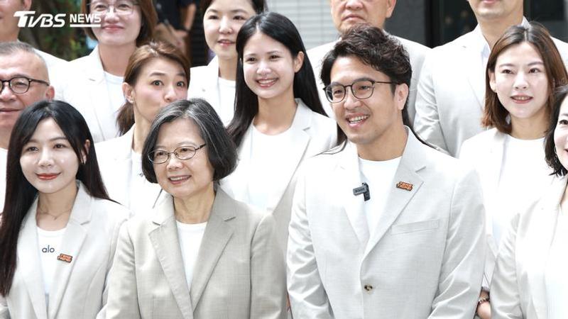 前總統蔡英文與民進黨台北市長候選人沈伯洋。(資料圖/潘建樺攝)