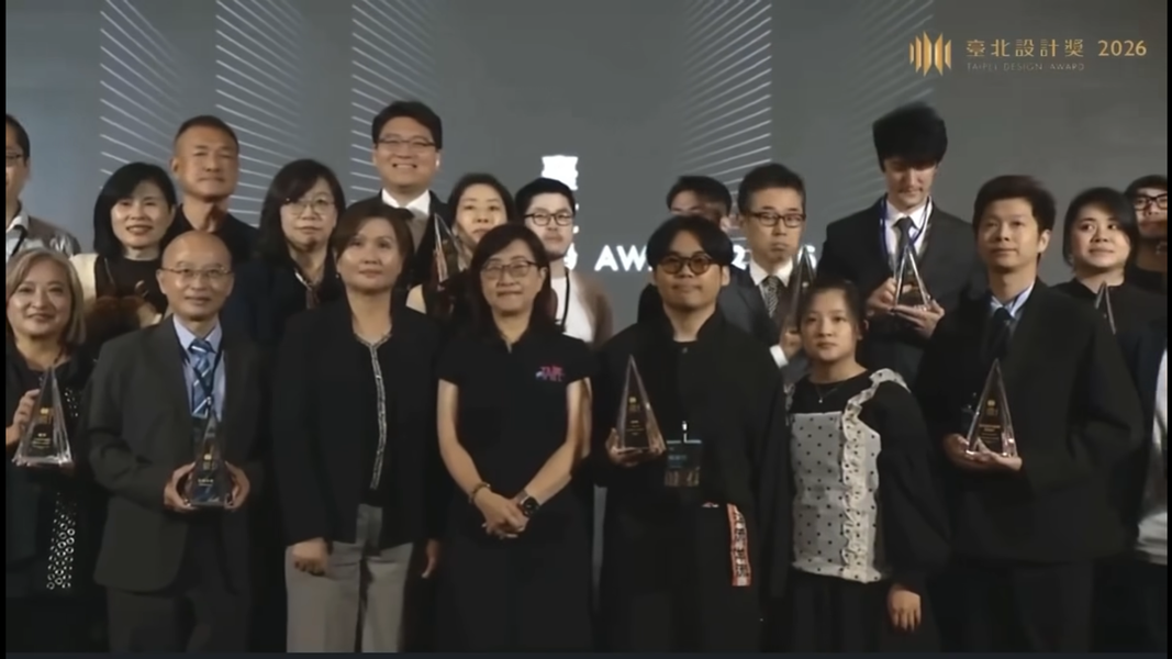 賴謙忱站在衣服綁上洋流飄帶,於直播畫面清晰可見。(圖/翻攝自賴謙忱Threads)