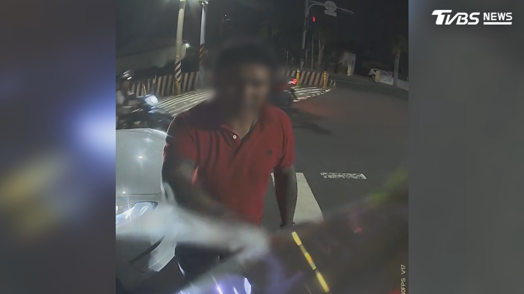 落跑的紅衣男子當時是要把車開往投幣式洗車場清洗,結果半路肇事後急著逃離現場,闖禍後車也沒還,丟在台南仁德,直接搞消失(圖/翻攝Threads@cheng_08021)