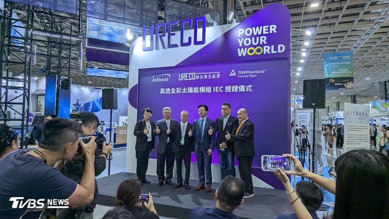德國萊因(TÜV Rheinland)全球電力電子產品服務資深副總裁李衛春(右三),10月14日於台北台灣國際智慧能源週期間與客戶授證合影。(圖/德國萊因)