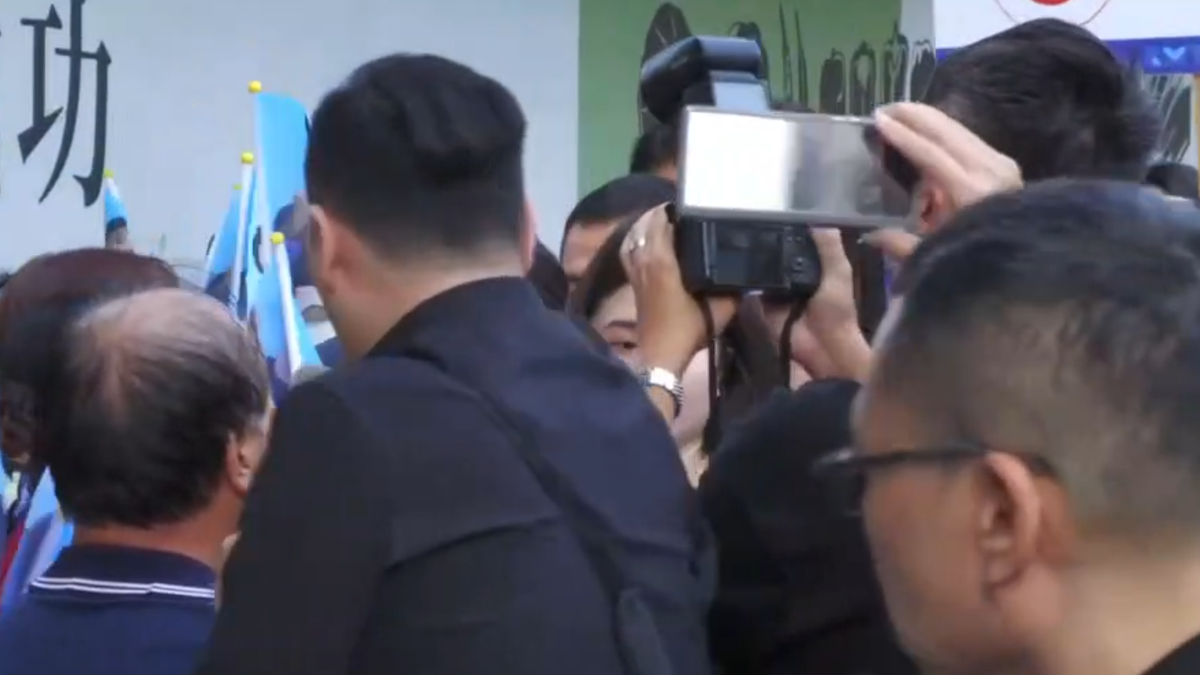 女記者遭蔣萬安團隊攝影師撞倒落淚 競辦道歉了
