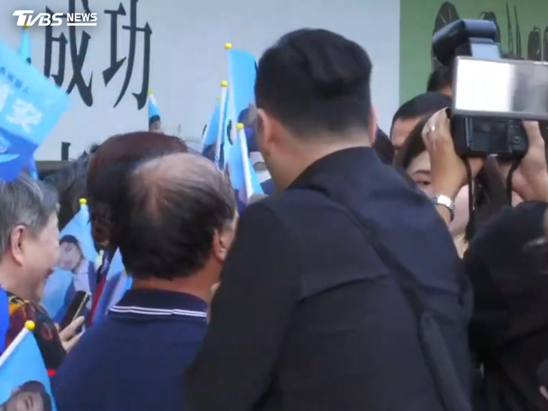 蔣萬安妻子石舫亘代夫掃街,現場人潮眾多。(圖/蔣萬安競辦提供)