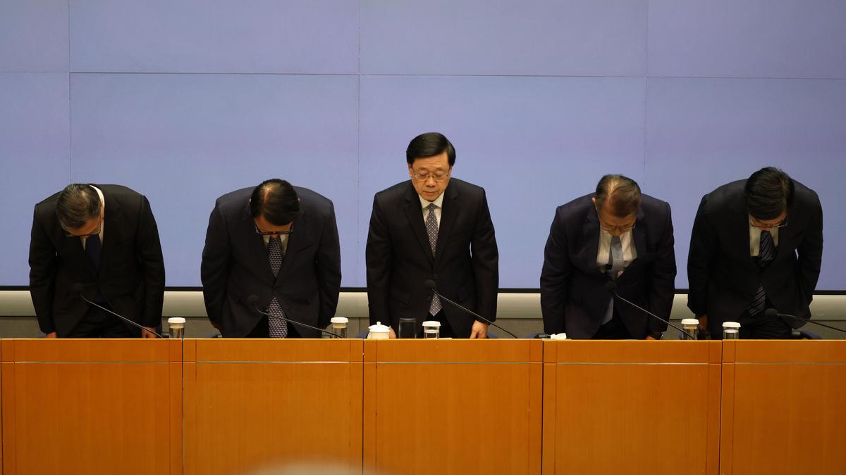 宏福苑大火近1年 港特首率官員鞠躬道歉