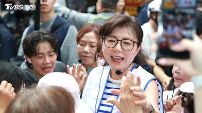 蔣萬安夫人牌啟動!石舫亘代夫拜票人氣高 學者點出3大助力