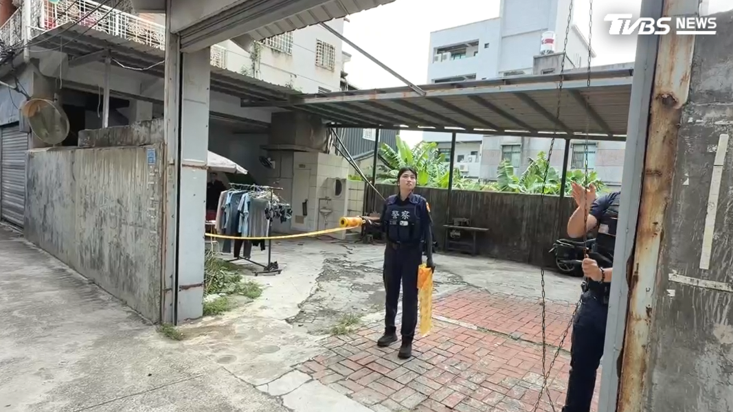 員警一早即到場拉設封鎖線,靠近外側前廊的一間隔間已被燒得焦黑,正是發現遺體的房間(圖/TVBS)