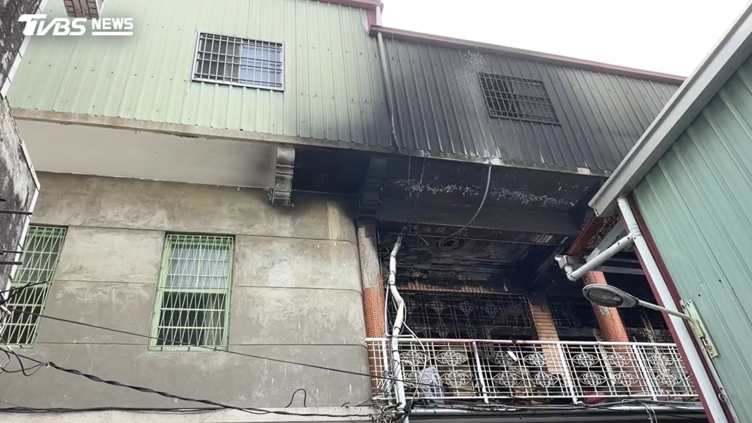 公寓一、二樓屬於合法建築,佔地相當遼闊,但三樓和後方突出的鐵皮屋為101年前的既存違建(圖/TVBS)